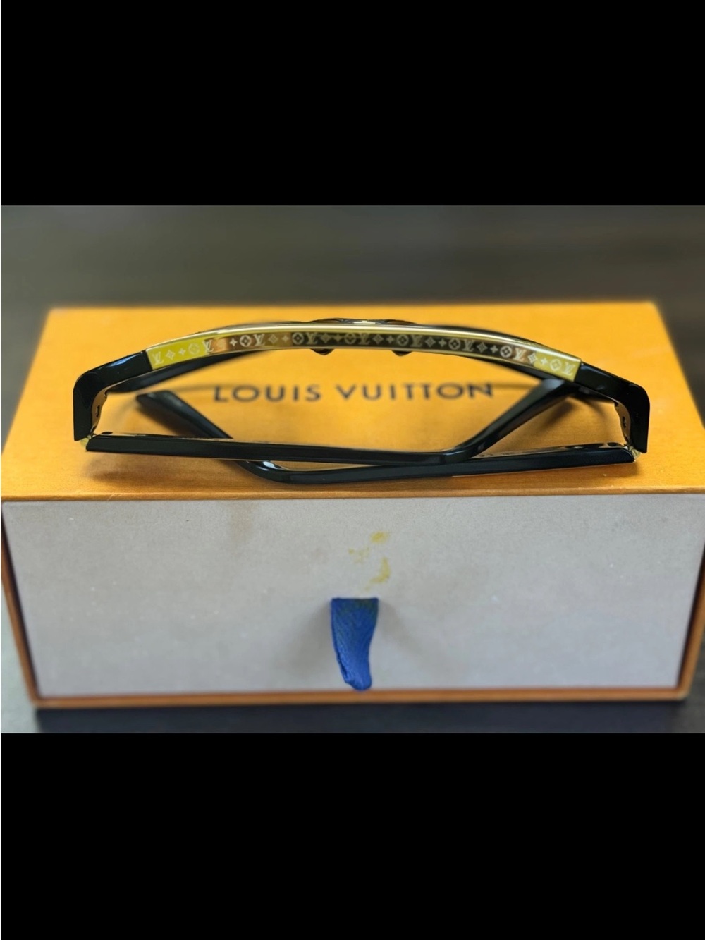Louis Vuitton Black and Gold Men’s Aviator Glasses - Picture 4 of 4